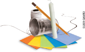 IMAGEM: materiais necessários para construir um rói-rói: uma lata, uma vela, um lápis, um rolo de barbante e alguns papéis coloridos. FIM DA IMAGEM.