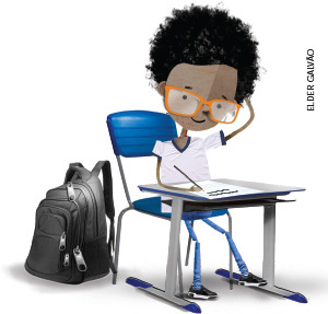 IMAGEM: um menino escreve em uma folha sentado em uma carteira escolar. ele usa óculos, sorri e coça a cabeça com uma das mãos. sua mochila está no chão ao seu lado. FIM DA IMAGEM.