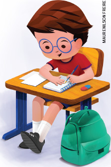 IMAGEM: um menino sentado em uma carteira escolar escreve em um caderno usando uma caneta. no chão ao seu lado, há uma mochila. FIM DA IMAGEM.