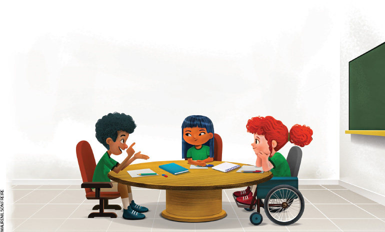 IMAGEM: três crianças conversam, sentadas ao redor de uma mesa redonda. o menino fala gesticulando com as mãos, enquanto duas meninas o escutam. sobre a mesa, há cadernos, lápis e canetas. FIM DA IMAGEM.