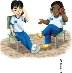 IMAGEM: um menino e uma menina de uniforme escolar falam ao telefone sentados em cadeiras lado a lado. FIM DA IMAGEM.