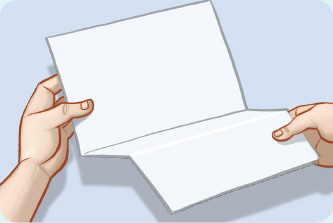 IMAGEM: duas mãos seguram uma folha de papel dobrada duas vezes. há uma dobra no meio, dividindo a folha em duas partes. em seguida, uma das partes é dobrada ao meio novamente. FIM DA IMAGEM.
