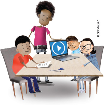 IMAGEM: uma menina em pé mostra a tela de um notebook para três colegas, que estão sentados. sobre a mesa, há uma caneta e um dos meninos segura uma folha de papel. FIM DA IMAGEM.