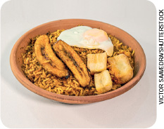 IMAGEM: prato boliviano feito com arroz, ovo e banana. FIM DA IMAGEM.