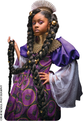 IMAGEM: uma menina negra, com cabelos trançados bem compridos, representa a princesa rapunzel. ela usa vestes longas e roxas, colares no pescoço, enfeites no cabelo e coroa. FIM DA IMAGEM.