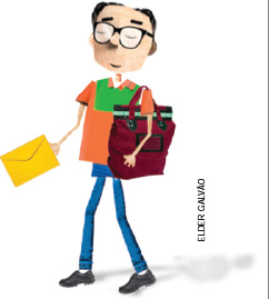 IMAGEM: um homem careca e de óculos caminha com uma carta na mão. ele está de olhos fechados e carrega uma bolsa. FIM DA IMAGEM.