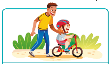 IMAGEM: um adulto ajuda uma criança a andar de bicicleta. Ela usa capacete e sorri. FIM DA IMAGEM.