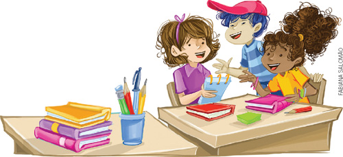 IMAGEM: três crianças sorridentes ao redor de uma mesa discutem a tarefa. elas seguram livros e cadernos. sobre a mesa, há material escolar, como livros, lápis e bloco de anotação. na mesa ao lado, há livros e um porta-canetas com canetas e lápis. FIM DA IMAGEM.