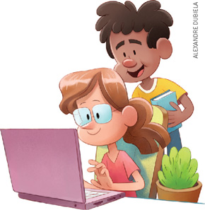 IMAGEM: uma menina está sentada em frente a um computador. atrás dela, um menino segura um livro e olha para a tela do computador. ao lado da menina, há um vaso com planta. FIM DA IMAGEM.