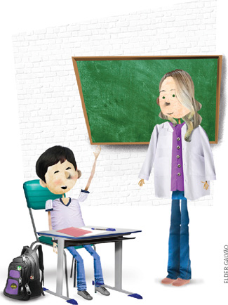 IMAGEM: um menino em uma sala de aula, sentado em frente à sua carteira, levanta a mão. na frente dele está a professora. FIM DA IMAGEM.