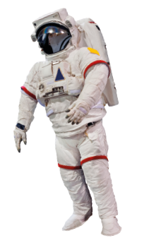 IMAGEM: Traje espacial.. A roupa é branca e tem um capacete com lente espelhada e uma mochila. FIM DA IMAGEM.