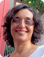 IMAGEM: fotografia de edith lacerda, uma mulher sorridente, de óculos e cabelos curtos. FIM DA IMAGEM.