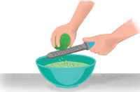 IMAGEM: duas mãos utilizam um ralador para raspar limão sobre a mistura na tigela. FIM DA IMAGEM.