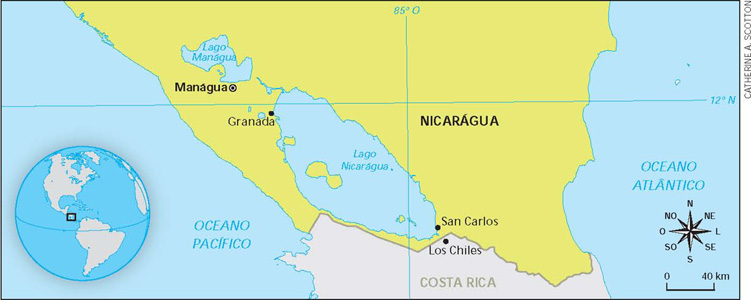 IMAGEM: mapa da nicarágua, com a capital, manágua, destacada, além das cidades de granada e san carlos. na fronteira sul, o país é vizinho da costa rica, em que a cidade de los chiles está destacada. no centro da nicarágua, há o lago nicarágua e o lago manágua. do lado oeste, está o oceano pacífico, do lado leste, o oceano atlântico. no canto inferior esquerdo, há um globo terrestre que indica que o país fica na américa central. no canto inferior direito, há uma rosa-dos-ventos e uma escala que vai de 0 a 40 quilômetros. FIM DA IMAGEM.