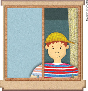 IMAGEM: um menino sorridente em uma janela. FIM DA IMAGEM.