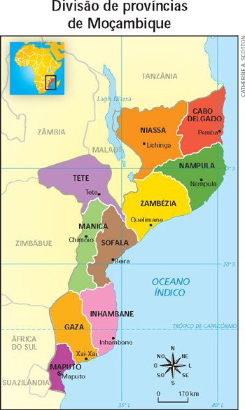 IMAGEM: mapa com a divisão das províncias de moçambique. são elas: niassa, capital lichinga, cabo delgado, capital pemba, nampula, capital nampula, zembézia, capital quelimane, tete, capital tete, manica, capital chimoio, sofala, capital beira, gaza, capital xai-xai, inhambane, capital inhambane, e maputo, capital maputo. o país faz fronteira com tanzânia, malauí, zâmbia, zimbábue, áfrica do sul e suazilândia. no canto esquerdo superior, um pequeno mapa da áfrica indica que o país fica no sudeste do continente. no canto inferior direito, há uma rosa-dos-ventos e uma escala que vai de 0 a 170 quilômetros. FIM DA IMAGEM.