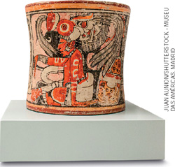 IMAGEM: copo com desenhos da cultura maia. FIM DA IMAGEM.