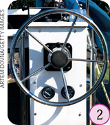 IMAGEM: uma roda que serve como volante em embarcações. FIM DA IMAGEM.