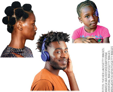 IMAGEM: três pessoas negras com diferentes características, sendo elas: uma mulher, com o cabelo repartido em vários coques; um homem, com o cabelo solto e fones de ouvido, e uma menina com tranças e enfeites no cabelo. FIM DA IMAGEM.