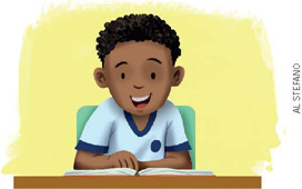 IMAGEM: um menino sorridente lê um livro. FIM DA IMAGEM.