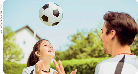 IMAGEM: um homem e uma mulher jogam futebol. a mulher cabeceia a bola. FIM DA IMAGEM.