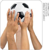 IMAGEM: Cinco mãos seguram uma bola de futebol. FIM DA IMAGEM.