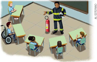 IMAGEM: Em uma sala de aula, um bombeiro está à frente da turma e palestra ao lado de um extintor de incêndio. FIM DA IMAGEM.