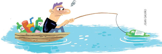 IMAGEM: um homem em um barco usa a vara de pescar para recolher lixo da água. FIM DA IMAGEM.