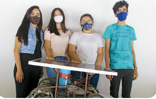 IMAGEM: Professora e três alunos posam para a foto com o robô construído por eles. FIM DA IMAGEM.