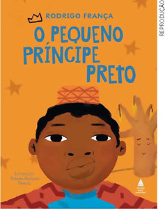 IMAGEM: reprodução da capa do livro o pequeno príncipe preto, de rodrigo frança. na capa, um menino negro com roupas típicas africanas, no fundo, uma árvore com um rosto feliz. FIM DA IMAGEM.