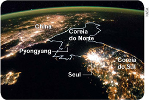 IMAGEM: fotografia feita do espaço de algumas regiões da ásia durante a noite. estão apontados os países: china, coreia do norte e coreia do sul, assim como as capitais pyongyang, na coreia do norte, e seul, na coreia do sul. a região da coreia do sul está intensamente iluminada, enquanto a região da coreia do norte tem pouquíssimas áreas luminosas. FIM DA IMAGEM.
