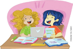 IMAGEM: duas meninas sorriem, sentadas à mesa. sobre a mesa, livros, estojo, canetas e um notebook. uma das meninas segura um caderno. FIM DA IMAGEM.