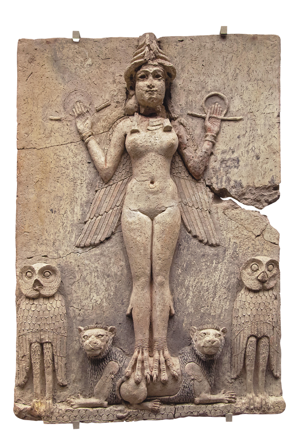 Relevo. Representação, em uma placa, de um ser com rosto e corpo de mulher, mas com garras nos pés e asas nas costas. Aos seus pés figuras de dois leões e, ao lado, duas corujas.