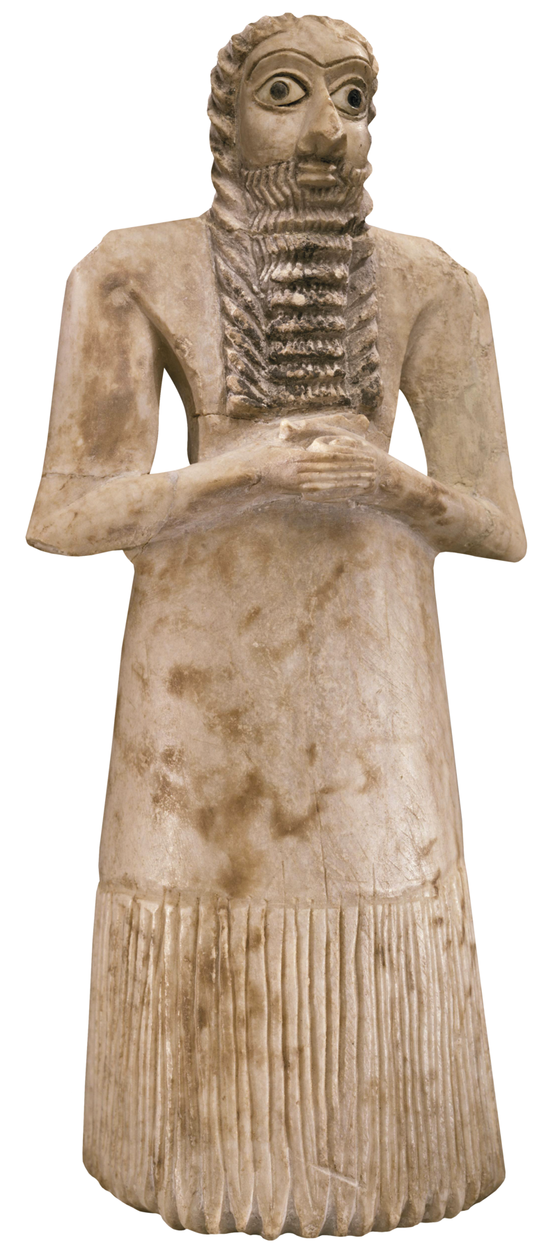 Escultura. Um homem, com cabelo e barbas longos, vestindo uma longa túnica, com as mãos unidas próximas ao seu peito.
