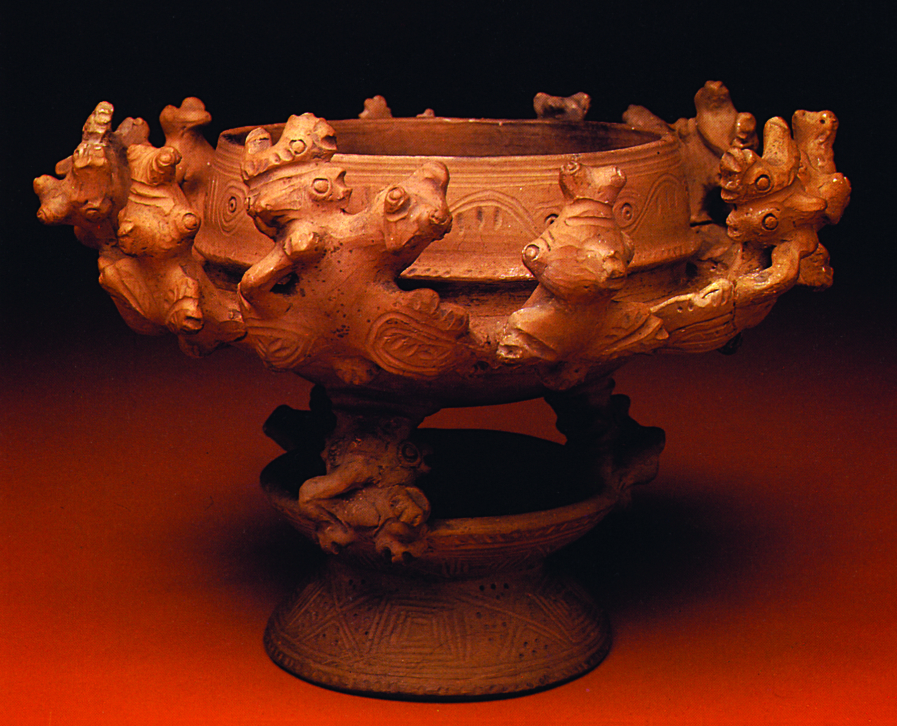 Cerâmica. Recipiente de formato circular, com cabeças de aves esculpidas nas laterais.