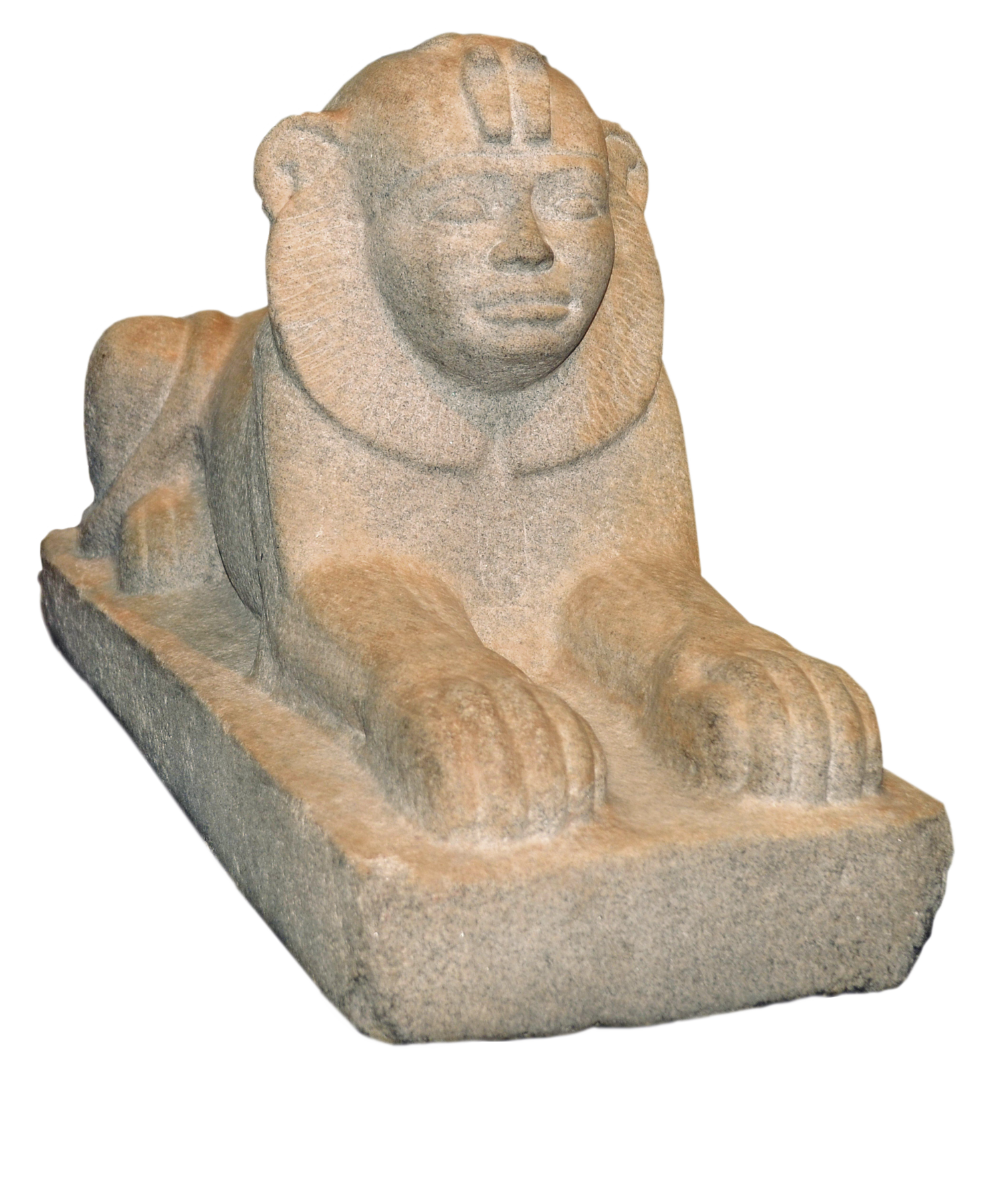 Escultura. Esfinge de pedra, com rosto humano e corpo de animal, com as quatro patas sobre o solo.