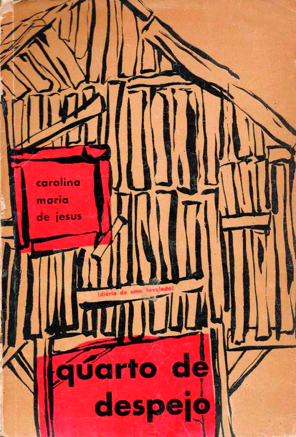 Fotografia. Capa de livro com ilustração representando a fachada de uma moradia simples, construída com pedaços de madeira. À esquerda, em um quadro vermelho simulando uma janela, o texto: Carolina Maria de Jesus. Na parte inferior, em um quadro vermelho, o texto: Quarto de despejo.