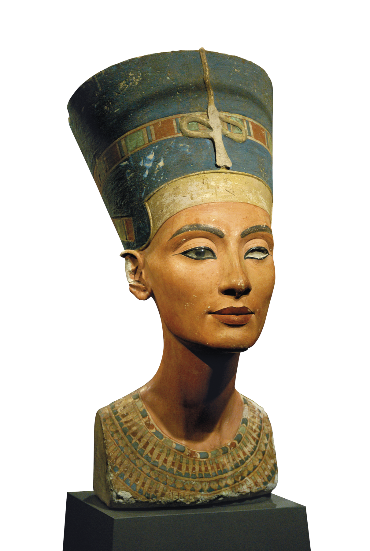 Escultura. Rosto de uma mulher, com um longo chapéu azul sem abas na cabeça e um grosso colar adornando seu pescoço.