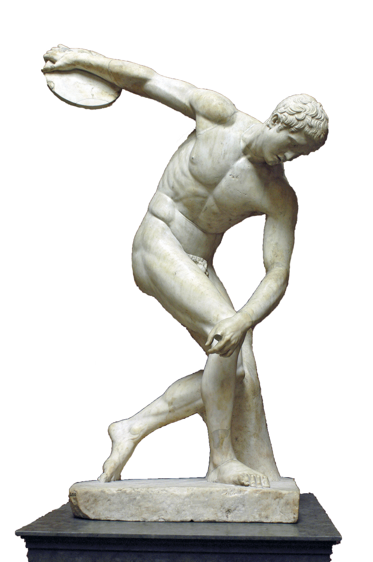 Escultura. Homem desnudo, com o corpo definido, em pé, com os joelhos flexionados para frente, um dos braços para trás, segurando um disco redondo para cima, e o outro braço para frente.