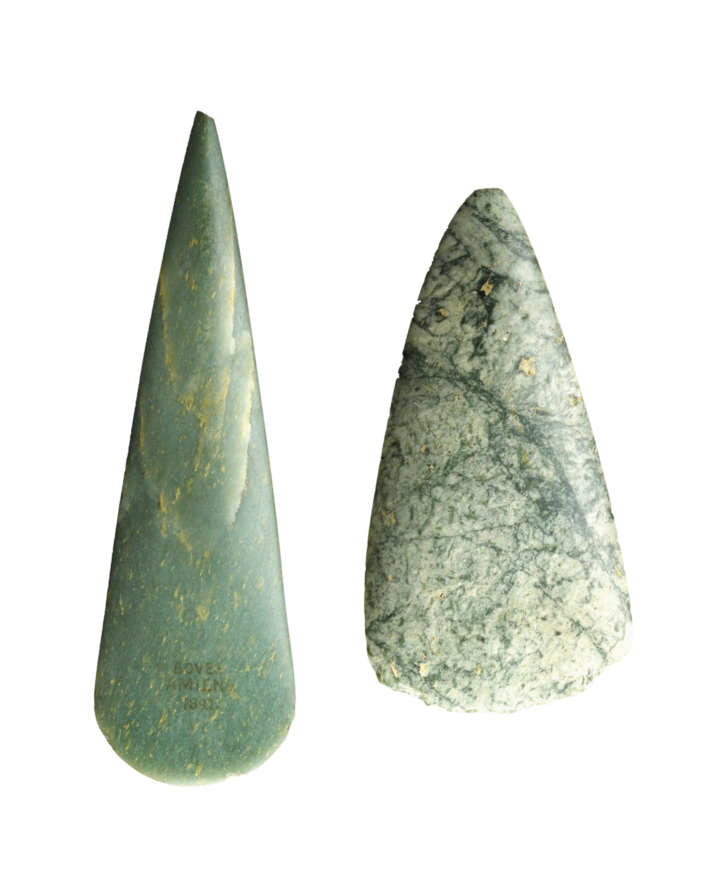 Artefatos. Dois instrumentos de pedra, ambos de base arredondada e extremidade pontuda e afiada, com superfície polida.