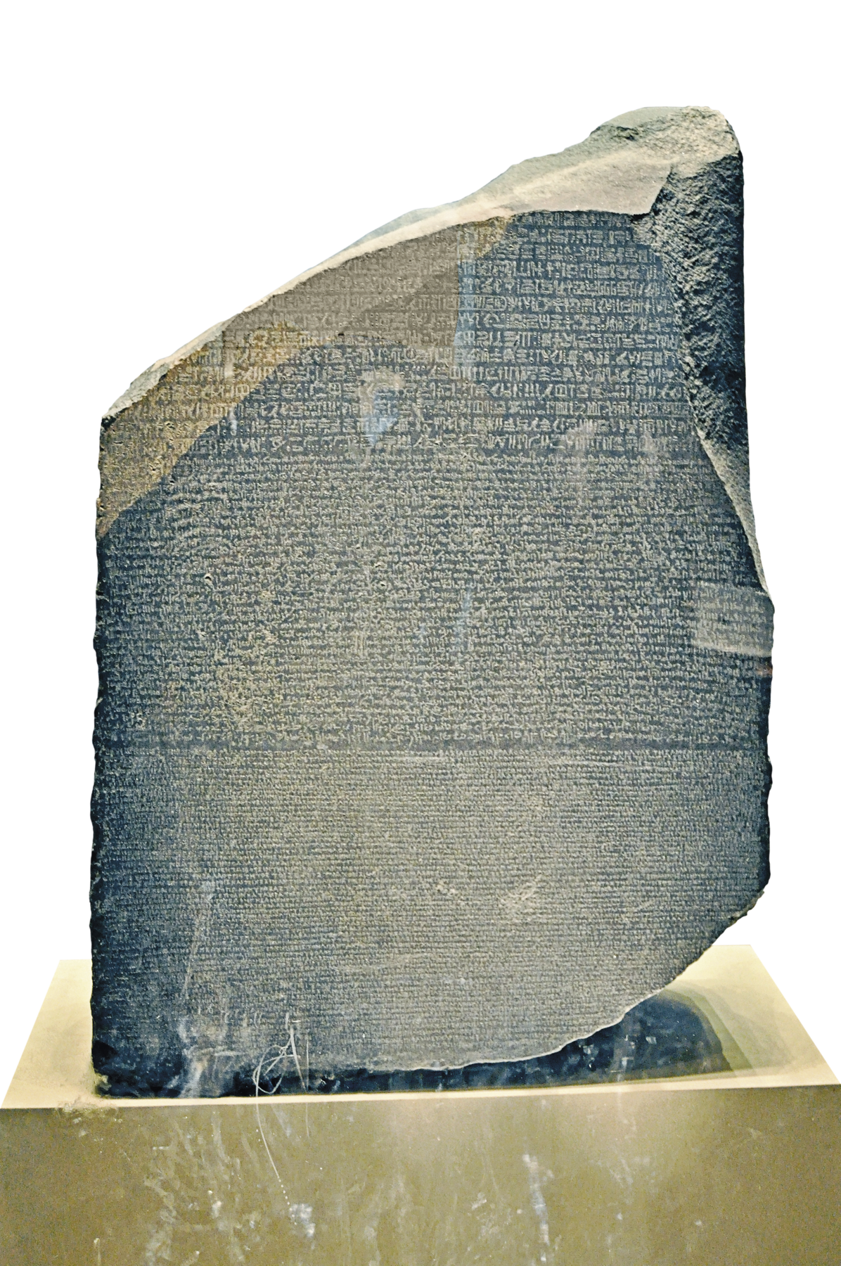 Fragmento de estela. Pedra de formato irregular e bordas assimétricas contendo escritos em hieróglifos, grego e demótico.