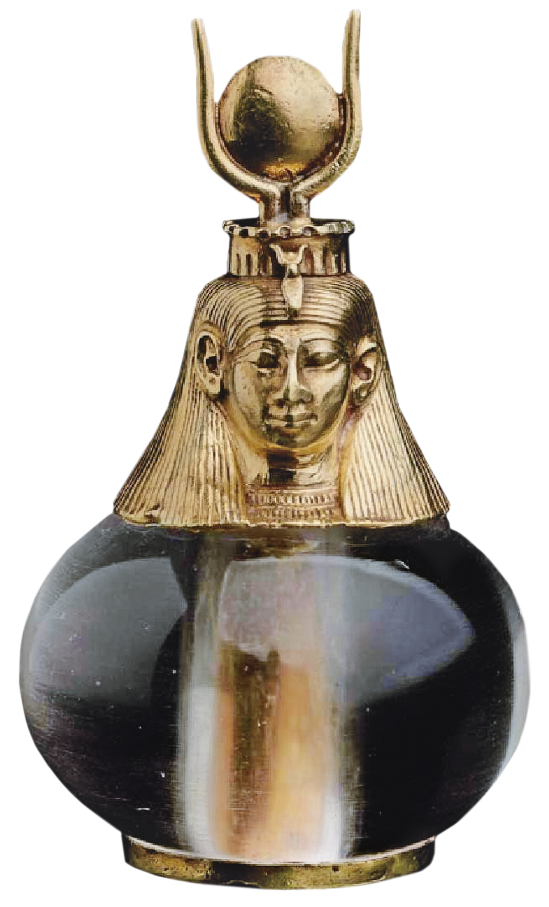 Pingente. Objeto de formato arredondado, composto de uma cabeça humana dourada, com longos cabelos e uma coroa com dois chifres laterais e um círculo no centro.