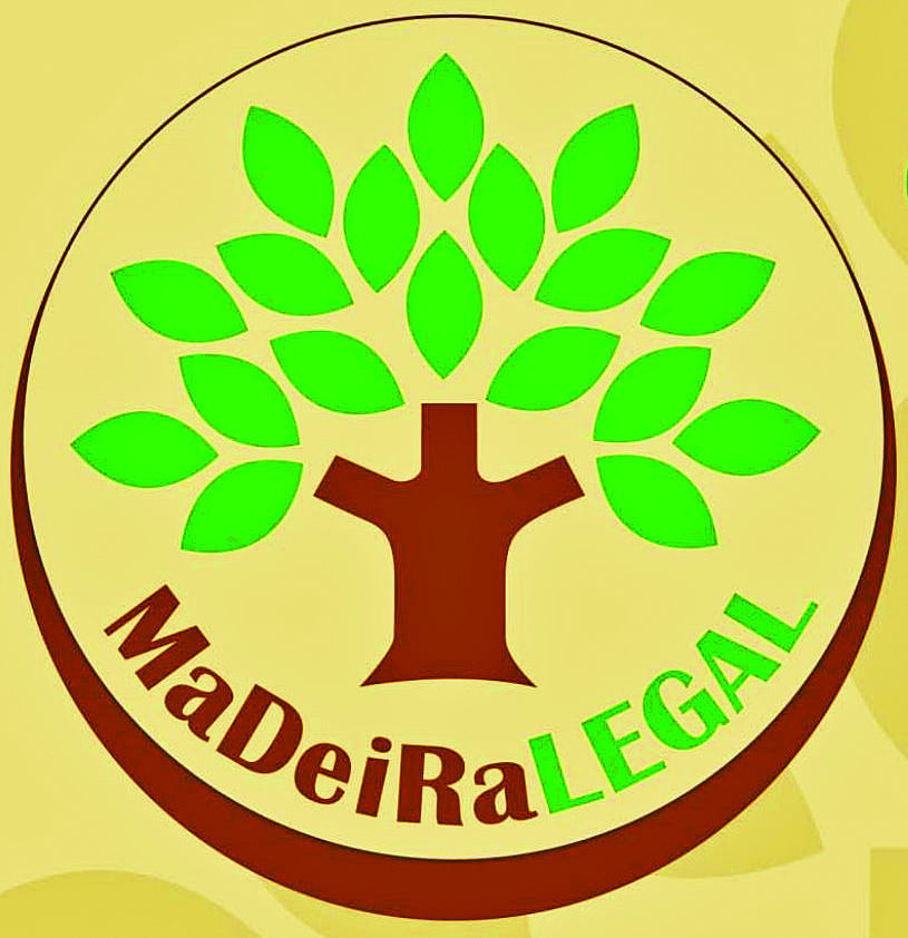 Ilustração. Imagem de um selo redondo, contendo o desenho de uma árvore com tronco e ramos marrons, e folhas verdes. Abaixo, o texto 'Madeira LEGAL'.