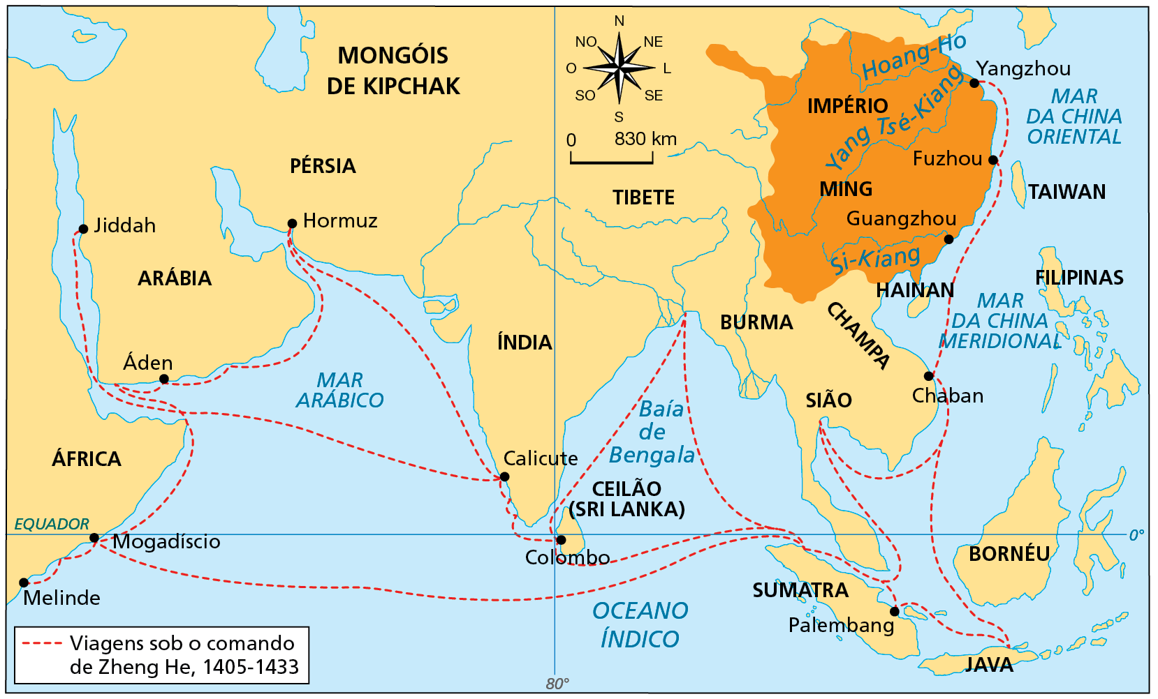 Mapa. Navegações de Zheng He. Século quinze. Mapa representando rotas de viagem em uma área que compreende parte do continente asiático e da costa leste da África. Destaque na cor laranja para o Império Ming, se estendendo, no litoral, desde o litoral do Mar da China Oriental até ao litoral do Golfo de Tonkim. E, no interior do continente, acompanhando parte do curso dos rios Amarelo (Hoang-Ho), Azul (Yang Tsé-Kiang) e Si-Kiang. Estão destacados por meio de texto: a África, a Arábia, a Pérsia, a Índia, o Tibete, Burma, Sião, Champa e Hainan; as ilhas de Taiwan, Filipinas, Bornéu, Java, Sumatra, Ceilão (hoje Sri Lanka), a cidade de Guangzhou e as cidades de parada da rota. Uma linha pontilhada vermelha indica: Viagens sob o comando de Zheng He. 1405-1433. A linha pontilhada vermelha parte de Yangzhou, na foz do Rio Azul, no Império Ming, contornando a costa pelo Mar da China Oriental, seguindo pelo Estreito de Formosa até a cidade de Fuzhou, seguindo para o sul pelo Mar da China Meridional, até Chaban, na Península da Indochina. No rumo sul, a rota se divide. Um trecho segue rumo ao Sul até a Ilha de Java, e de lá, até a Ilha de Sumatra, aportando em Palembanbg. Outro trecho, contorna a Península da Indochina até Sião, no Golfo de Sião, contornando-o até atingir o Estreito de Malaca, onde a rota se divide: um trecho seguindo para o Leste, aportando em Palembang, na Ilha de Sumatra, depois, seguindo para Sudeste, até a Ilha de Java, e retornando na direção norte à rota que segue até Chaban. O outro trecho segue na direção oeste a partir do Estreito de Malaca, atravessando o Oceano Índico até a costa leste da África, aportando em Mogadiscio, na altura da linha do Equador, e seguindo para o Sudoeste, até cidade de Melinde. A partir de Mogadiscio, outro trecho da rota segue para o norte, contornando o Chifre da África até o Golfo de Áden, aportando na cidade de Áden, contornando a Península Arábica até Hormuz, na entrada do Golfo Pérsico, e de lá, partindo na direção sudeste pelo Mar Arábico, até a costa oeste da Índia, aportando em Calicute. Em Calicute, a rota se divide. Há um trecho da rota que segue na direção oeste, atravessando o Mar Arábico e o Golfo de Áden, entrando pelo Mar Vermelho e aportando em Jiddah, no Oeste da Península Arábica. Outro trecho da Rota a partir de Calicute segue até Colombo, na Ilha do Ceilão (hoje Sri Lanka). Em Colombo, um trecho da rota segue no rumo norte, atravessando a Baía de Bengala, aportando na região da foz do Rio Ganges, e seguindo pelo sul, descendo a Baía de Bengala até encontrar as rotas no Estreito de Malaca. Outro trecho da rota parte de Colombo pelo sul da Ilha do Ceilão (hoje Sri Lanka) até encontrar as rotas no Estreito de Malaca. Na parte superior, no centro, rosa dos ventos e escala de 0 a 830 quilômetros.