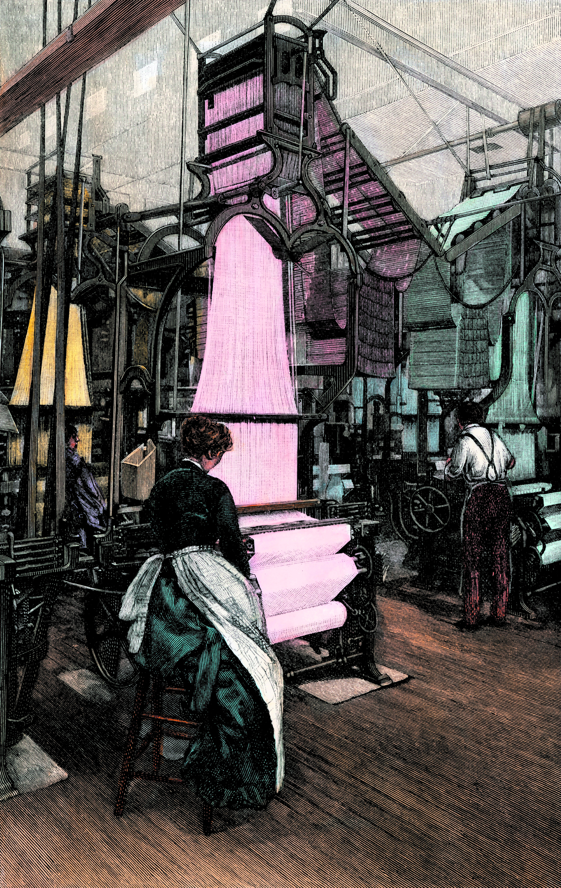 Gravura. Em uma fábrica, uma mulher vista de costas, sentada sobre um banquinho, em frente a uma máquina de tecer, com faixas longas de tecido na cor rosa.