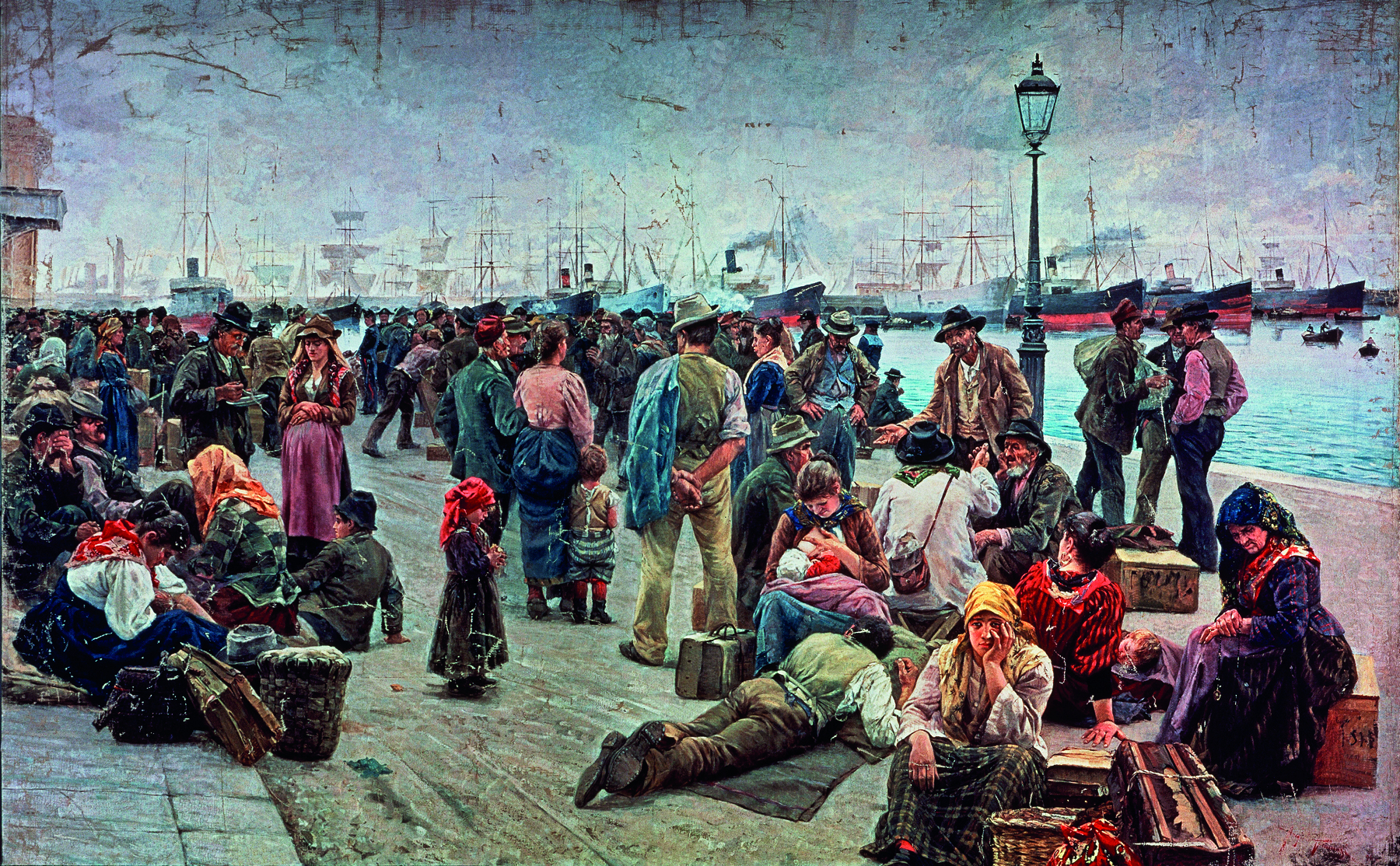 Pintura. Dezenas de pessoas, crianças, homens e mulheres, amontoados em um porto, com malas e baús, nas margens de águas com diversas embarcações à vela e vapor.