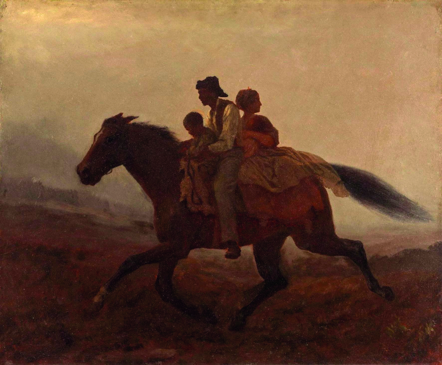 Pintura. Três pessoas, um homem, uma mulher e uma criança, todos montados em um cavalo de pelagem marrom, em um campo gramado com o céu enevoado.