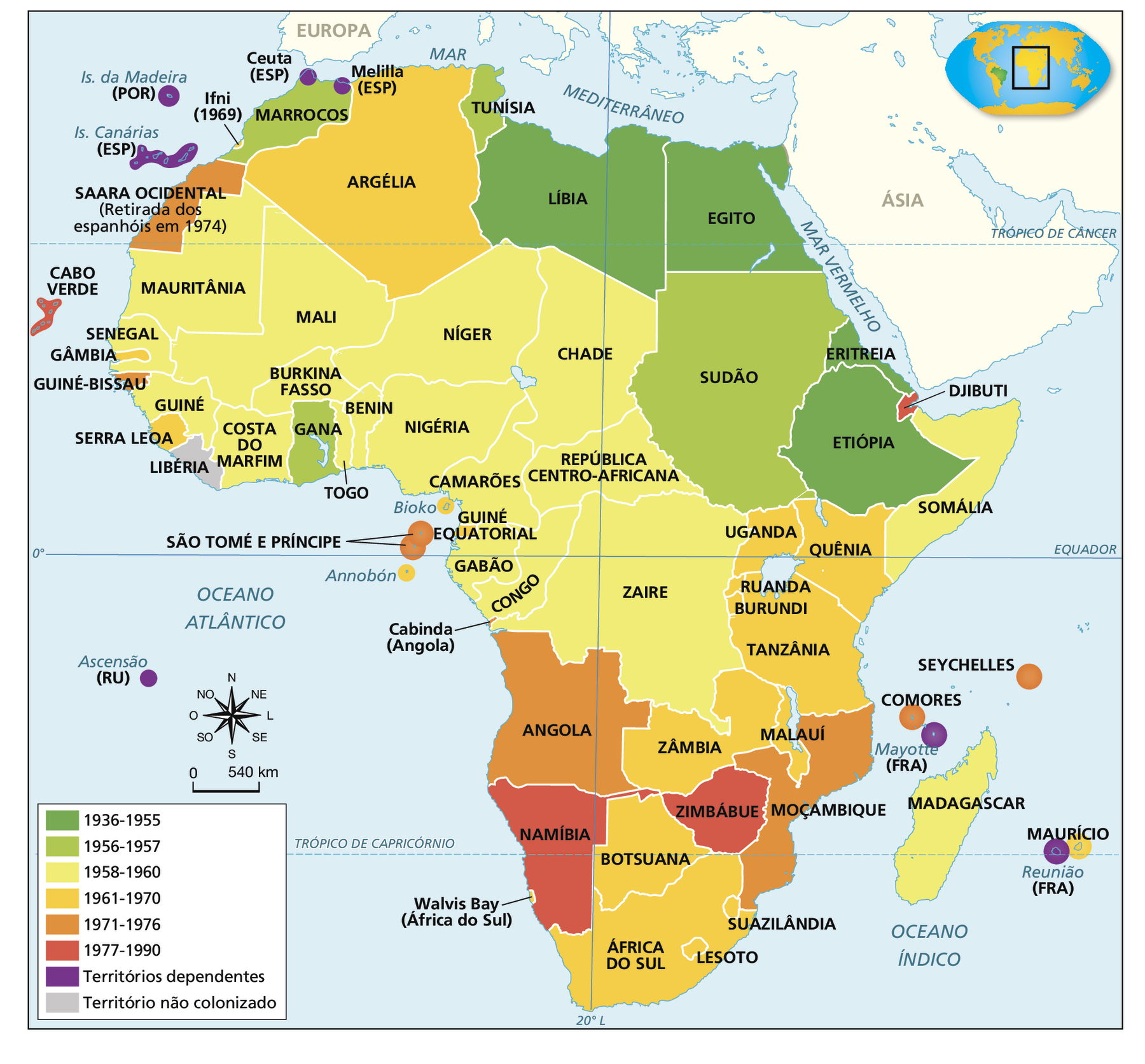 Mapa. Independências na África (século vinte). Continente africano. Em verde escuro, de 1936 a 1955: Líbia, Egito, Eritreia e Etiópia. Em verde claro, de 1956 a 1957:  Marrocos, Tunísia, Sudão e Gana. Em amarelo claro,  de 1958 a 1960: Mauritânia, Senegal, Guiné, Costa do Marfim, Mali, Níger, Chade, Burkina Fasso, Benin, Togo, Nigéria, República Centro-Africana, Camarões, Zaire, Gabão, Congo, Somália e Madagascar. Em amarelo escuro, de 1961 a 1970: Argélia, Ifni, Gâmbia, Serra Leoa, Bioko, Annobón, Guiné Equatorial, Uganda, Quênia, Ruanda, Burundi, Tanzânia, Malauí, Zâmbia, Botsuana, África do Sul, Lesoto, Suazilândia e Maurício. Em laranja, de 1971 a 1976: Saara Ocidental, Guiné-Bissau, São Tomé, Príncipe, Angola, Moçambique, Comores e Seychelles. Em vermelho, de 1977 a 1990: Cabo Verde, Namíbia, Zimbábue e Djibuti. Em roxo, 'Territórios dependentes': Ilhas da Madeira (Portugal), Ceuta (Espanha), Melilla (Espanha), Ilhas Canárias (Espanha), Ascensão (Reino Unido), Mayotte (França) e Reunião (França). Em cinza, 'Território não colonizado': Libéria. No canto inferior esquerdo, rosa dos ventos e escala de 0 a 540 quilômetros.