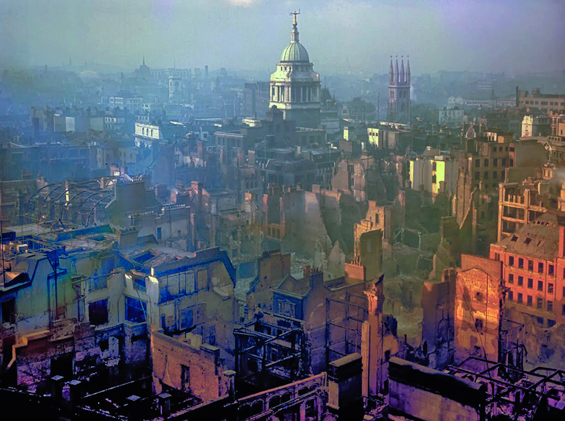 Fotografia. Vista aérea de uma cidade com prédios e edificações destruídos.