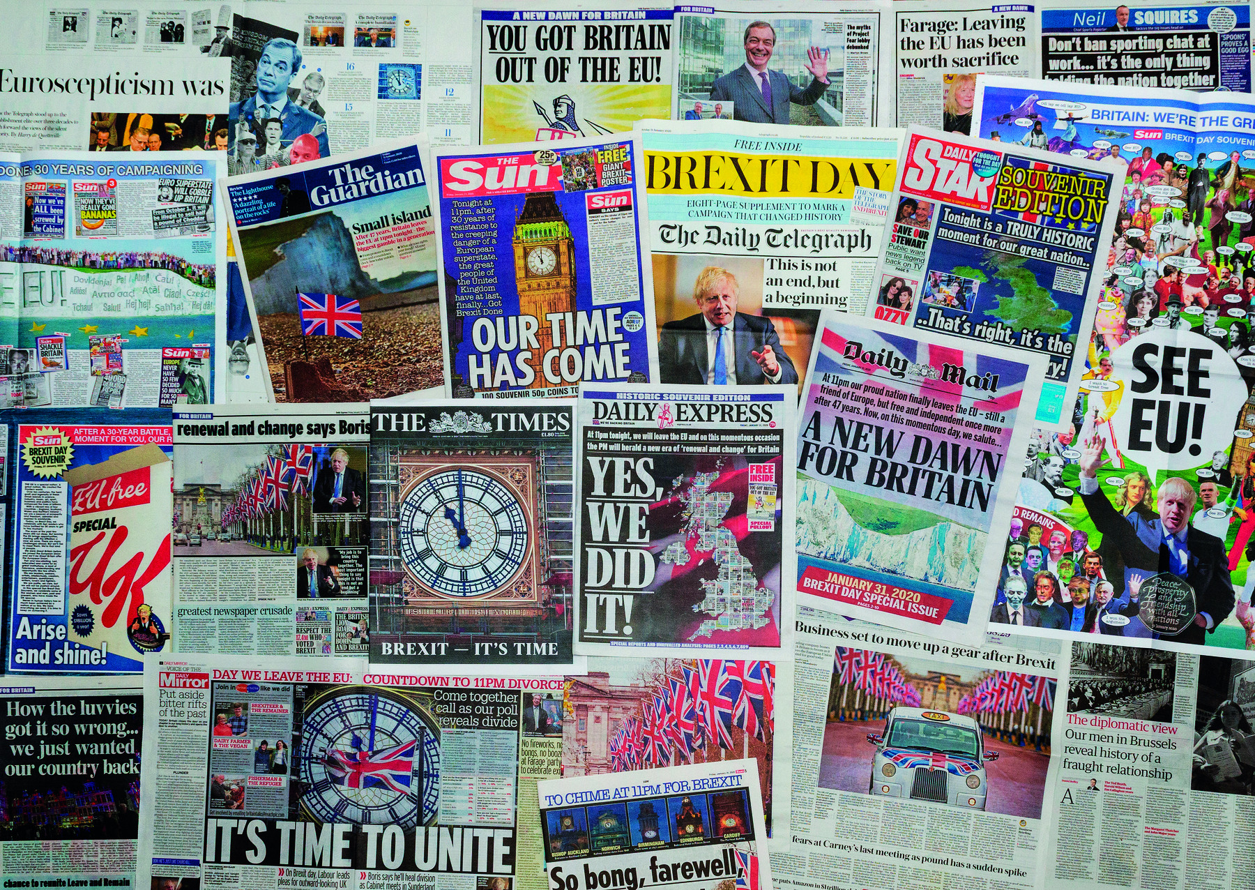 Fotografia. Diversas capas de jornais dispostas umas sobre as outras, originalmente em língua inglesa. Há manchetes como: 'Nossa hora chegou!', 'Sim, nós fizemos!', 'É hora de nos unirmos!', 'Um novo amanhecer para a Grã-Bretanha', entre outras.